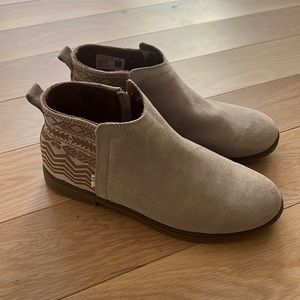 Toms boots. Like new